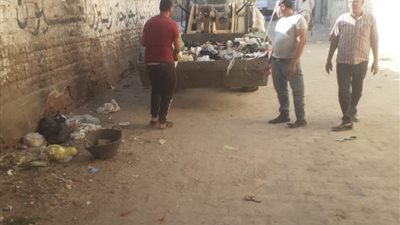 رفع المخلفات من الشوارع العامة في مدينة طهطا بسوهاج