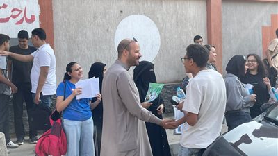 أولياء الأمور يساندون أبناءهم من أمام لجان امتحانات الشهادة الإعدادية