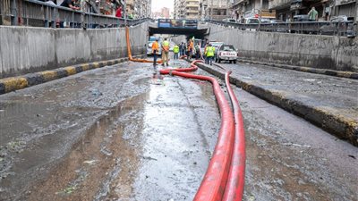 خلية نحل.. عمال الصرف الصحي والمياه والهلال الأحمر جنود مجهولون لتفادي تداعيات عاصفة الإسكندرية 
