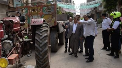 محافظ الدقهلية يأمر بالتحفظ على جرار ومقطورة بسبب إلقاء مخلفات بناء في الشارع 