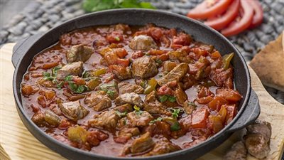 طريقة عمل لحمة الرأس بالبصل والطماطم.. ألذ وصفة بأسرار الشيف حسن