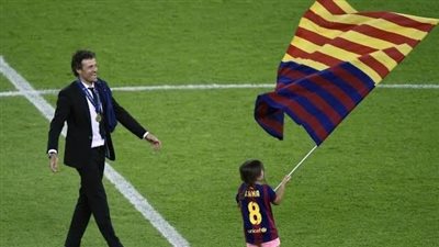 دموع إنريكي تتساقط في تتويج باريس.. ذكريات ابنته شانا تملأ القلب