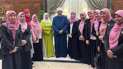 أفضل مكافأة.. الإمام الأكبر يلتقي وعاظ وواعظات الأزهر بعد توعيتهم الحجاج بالمطارات| صور 