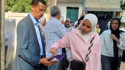 إدارة إطسا التعليمية توزع شوكولاتة على طلاب الشهادة الإعدادية لتخفيف التوتر قبل الامتحان بالفيوم