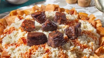 مش أي عيش محمص.. طريقة عمل الفتة بالخبز وسر الإضافات الأربعة