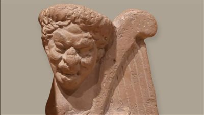 احتفالا باليوم العالمي للموسيقى.. متحف آثار ملوي يعرض تمثالا لشخص بجانبه آلة موسيقية