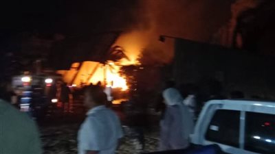 الدفع بـ 15 سيارة إطفاء للسيطرة على حريق مصنع ملك برلماني بالقناطر الخيرية