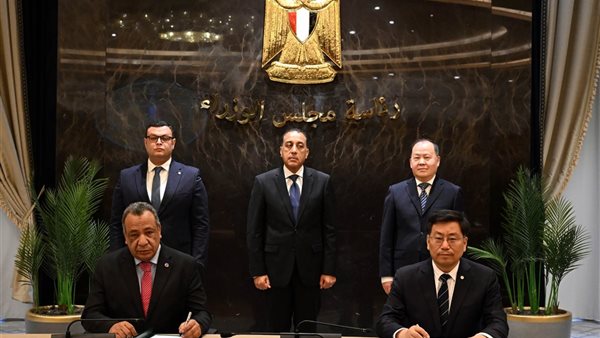 جانب من التوقيع