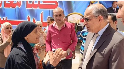 سيدة تناشد محافظ المنيا: نفسي ابني يشتغل في بنك.. والأخير يرد: هشوف له وظيفة