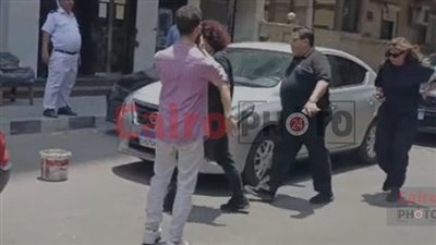 خالد جلال وأشرف فايق أبرز الحاضرين أمام منزل سميحة أيوب قبل تشييع جثمانها