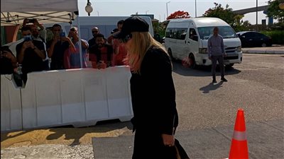 وصول جثمان سميحة أيوب لمسجد الشرطة استعدادًا لصلاة الجنازة.. ونادية الجندي أول الحضور