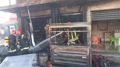 السيطرة على حريق محل أمام محطة السكة الحديد بدمنهور | صور