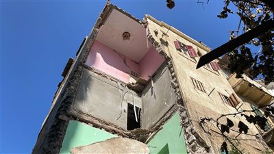 جهات التحقيق تستدعي مالك عقار بالإسكندرية بعد انهياره.. وتشكيل لجنة هندسية لمعرفة الأسباب