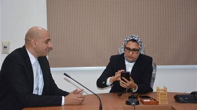 نائب محافظ الوادي الجديد تبحث إطلاق تطبيق إلكتروني للخدمات الحكومية الجماهيرية