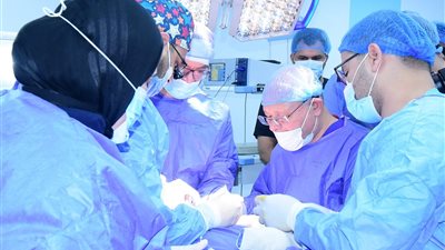رئيس جامعة سوهاج يواصل إجراء العمليات الجراحية المعقدة بوحدة جراحة اليد والجراحات الميكروسكوبية