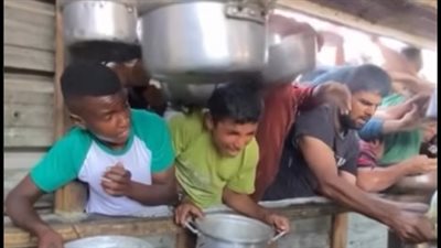 صغير فلسطيني يصرخ من الألم وسط طابور مساعدات في غزة بعد انسكاب طعام ساخن عليه