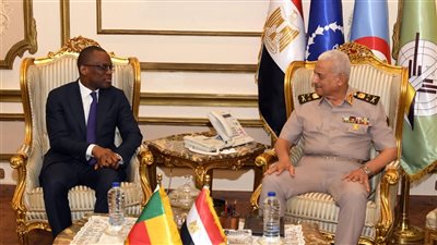 وزير الدفاع والإنتاج الحربى يلتقى وزير خارجية جمهورية بنين