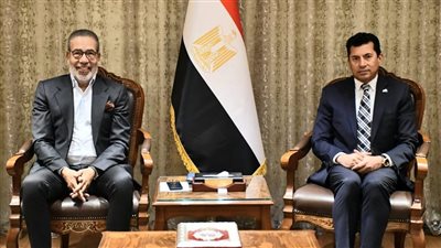 وزير الشباب يبحث مع السيناريست مدحت العدل تطوير مسابقة إبداع والتعاون في مسرحية غنائية لأم كلثوم