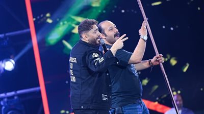 تامر حسني يتألق بحفل عالمي في ختام العام الدراسي للجامعة البريطانية.. ويغني مع محمد ثروت المقص |صور