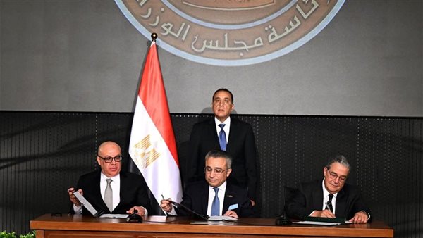 جانب من التوقيع