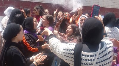 طلاب الإعدادية بالدقهلية يحتفلون بانتهاء الامتحانات بالرقص والغناء 