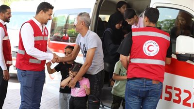 الهلال الأحمر يوزع ملابس العيد على أطفال الأسر الفلسطينية والمصرية الأكثر احتياجًا | صور