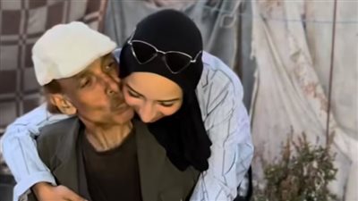  بصلة ورغيفين خبز.. فتاة فلسطينية تبيع خاتمها الذهب لتهدي والدها الطعام في عيد ميلاده 