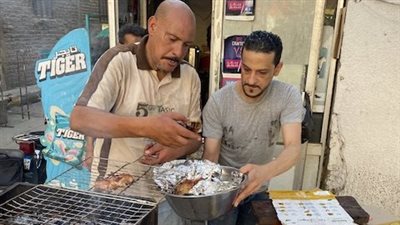 كأنك في رمضان.. مائدة عرفة تجمع مسلمين ومسيحيين على الإفطار وسط الأقصر