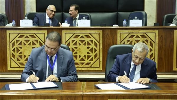 جانب من التوقيع 