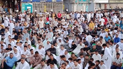 آلاف المصلين يؤدون صلاة العيد بساحة مسجد الميناء الكبير فى الغردقة| صور