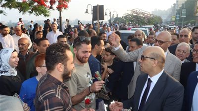 محافظ القليوبية يهنئ المواطنين بعيد الأضحى ويقدم لهم الورود