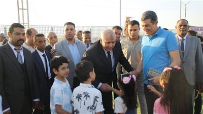 في أجواء بهجة العيد.. محافظ الوادي الجديد يوزع الهدايا والعيدية على الأطفال