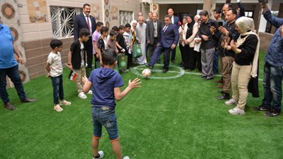 محافظ الدقهلية يشارك صغار دار المساعي للأيتام اللعب بالكرة.. ويقدّم الهدايا في أول أيام عيد الأضحى