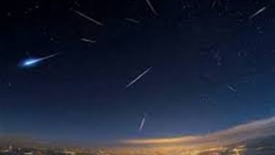 أقوى زخة نهارية.. ذروة شهب الحمليات 2025 تزين السماء فجرًا