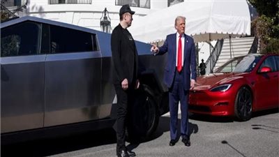 بعد خلافة مع ماسك.. ترامب يخطط لبيع سيارة تسلا موديل S
