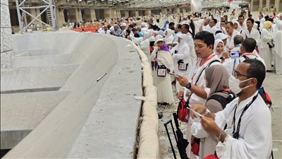 حجاج الجمعيات يؤدون رمي الجمرات في أول أيام التشريق وسط تنظيم دقيق | صور