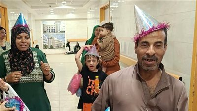 طربوش وصافرة وبالونة.. مستشفى طهطا العام بسوهاج يوزع هدايا على المرضى في ثاني أيام العيد
