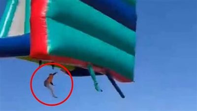 حادث مأساوي في حفل مدرسي بجنوب إفريقيا.. سقوط طفلين من قلعة هوائية طارت في السماء بسبب الرياح 