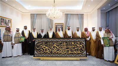 سدنة بيت الله الحرام يتسلمون كسوة الكعبة المشرفة لاستبدالها في غُرة محرم 1447هـ 