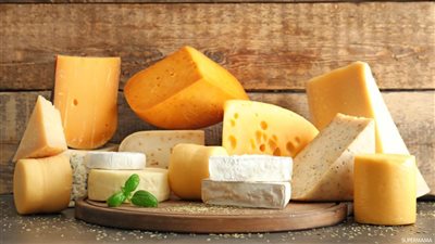 لماذا ينصح خبراء التغذية بتقليل الجبن المعالج بعد سن الأربعين؟