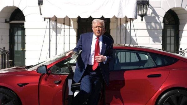 ترامب بجوار سيارته