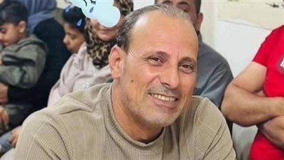 أسرة الشهيد خالد عبد العال تستلم هدية من الذهب بعد إنقاذه العاشر من رمضان من كارثة