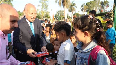 محافظ القاهرة يشارك المواطنين احتفالهم بعيد الأضحى بالحديقة الدولية ويوزع الحلوى والألعاب على الأطفال