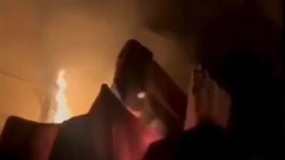 عاوز فلوسه.. عامل يشعل النار في باب منزل أجنبية بـ أبو النمرس