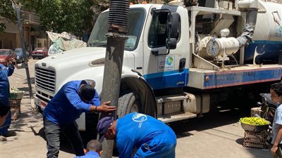 مياه الفيوم:استمرار تطهير شبكات الصرف الصحي بسيارات الفاكيوم والكباش لرفع آثار ذبح الأضاحي