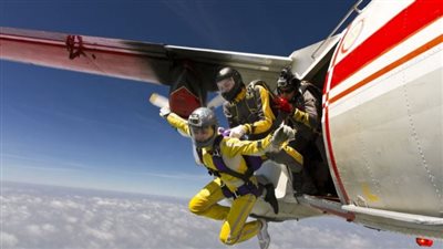 تحطم طائرة قفز مظلي فوق منطقة سكنية في ولاية تينيسي الأمريكية 