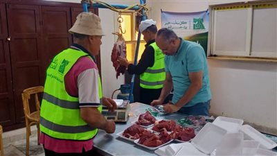 بالتعاون مع الجمعيات الأهلية.. محافظ الوادي الجديد: توزيع لحوم أضاحي 50 رأس ماشية على الأسر المستحقة
