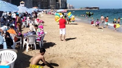 إقبال متوسط على شواطئ الإسكندرية في الساعات الأولى من رابع أيام عيد الأضحى