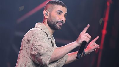 أحمد سعد يتألق في أولى حفلاته بعد الحج بـ بورتو مارينا.. ويمازح جمهوره: توبت عن تقديم النكت