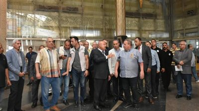 خلال جولته في محطة رمسيس.. وزير النقل يتابع انتظام حركة قطارات عيد الأضحى